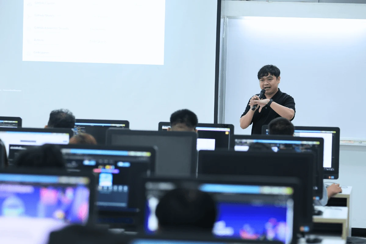 บรรยากาศห้องอบรม BorntoDev พร้อมคอมพิวเตอร์และวิทยากรที่กำลังบรรยาย